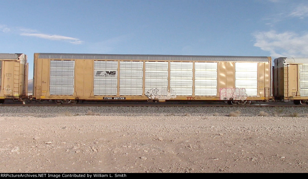 WB Unit Vehicular Flat Car Frt at Erie NV -50